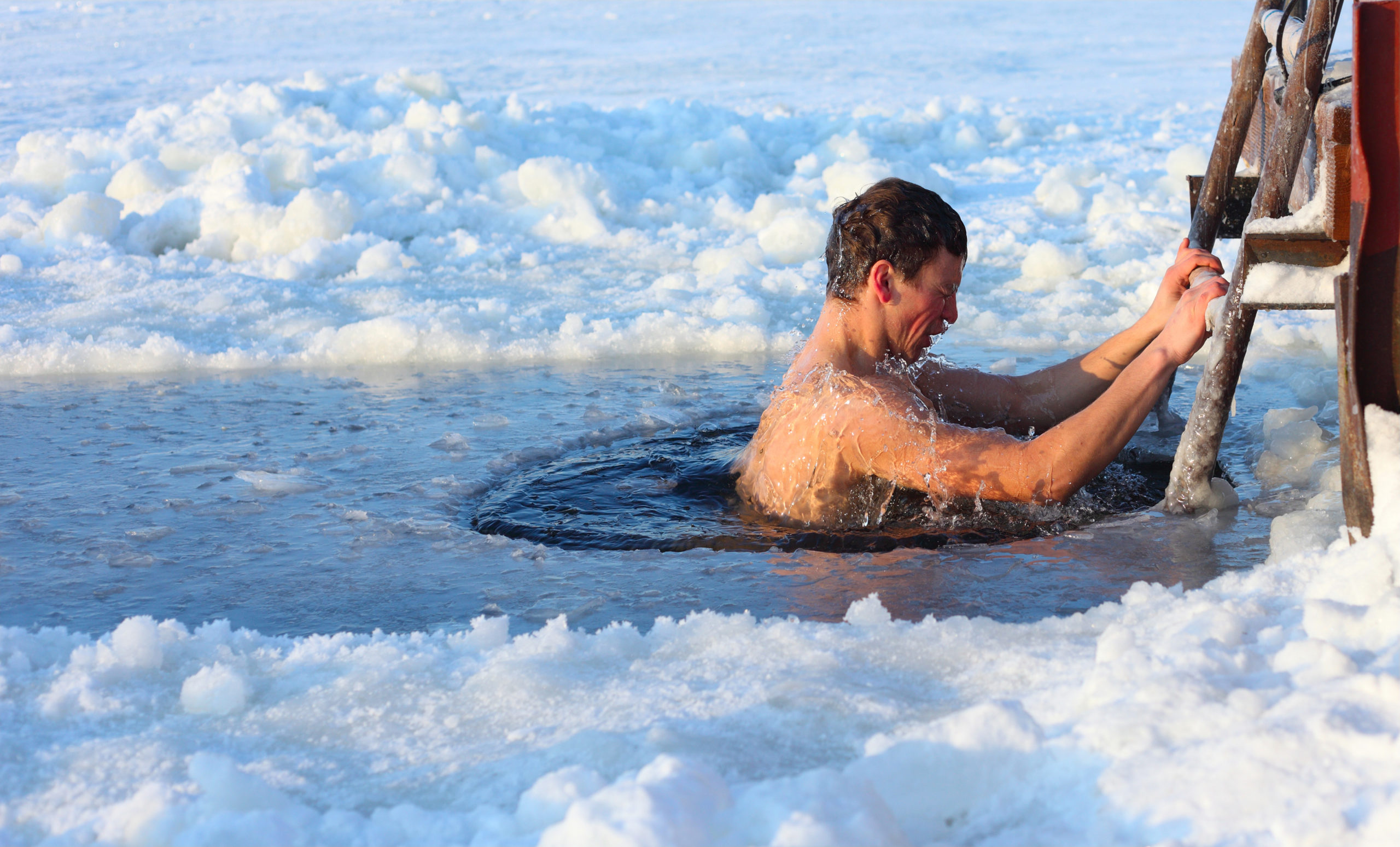 IceSwimming©visitturku-scaled