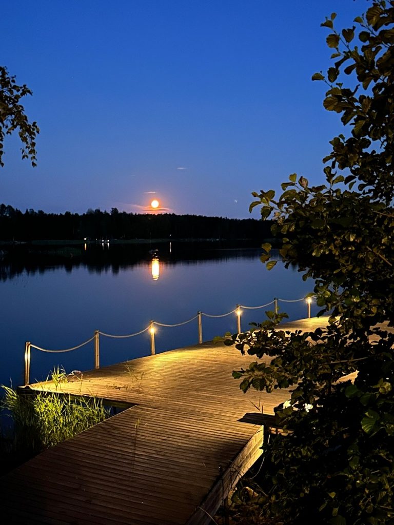 Näkymä saunan terassilta laiturille