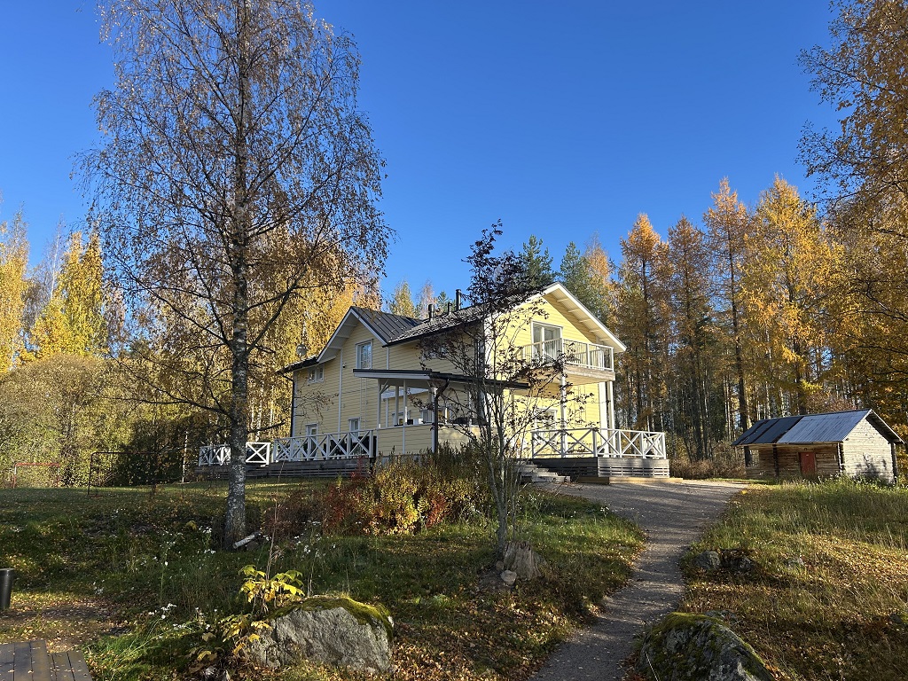 Näkymä saunasta päätaloon_