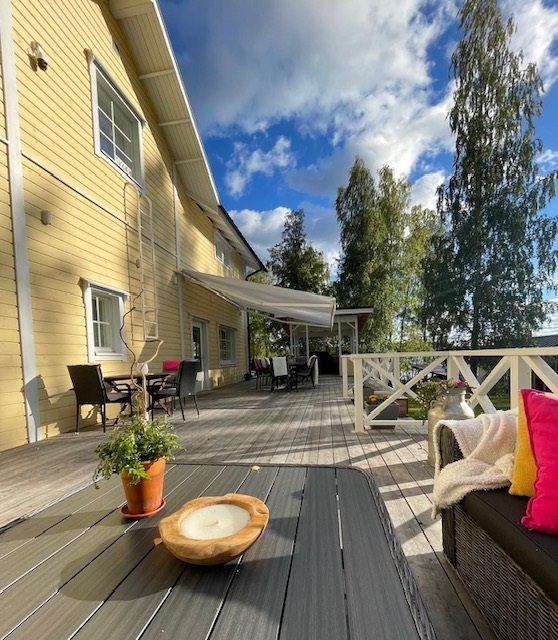 Päätalon terassi