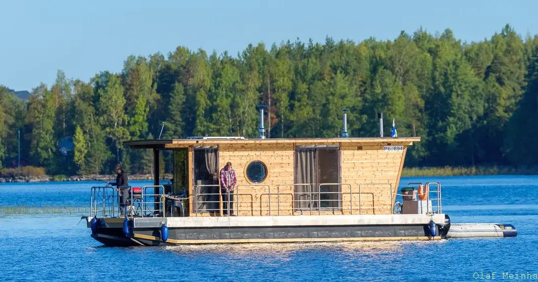 Hausboot aus Holz auf einem See bei Heinola in Finnland