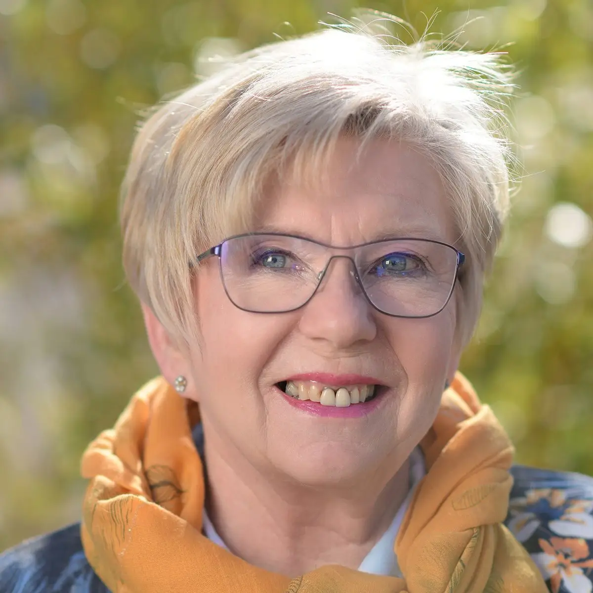 Porträt von Ulla Gertsch, Gründerin von fins-tours sa und langjährige Spezialistin für Gruppenreisen in Finnland und der Schweiz