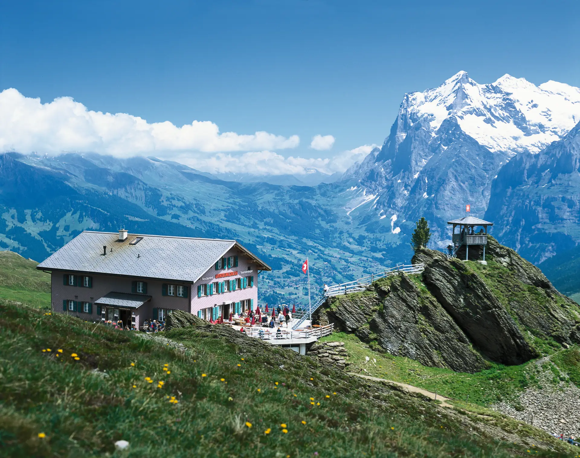 Hotel Grindelwaldblick auf der Kleinen Scheidegg mit der Aussichtskanzel 'Eigerblick'. Hinten rechts das Wetterhorn (3701 m).