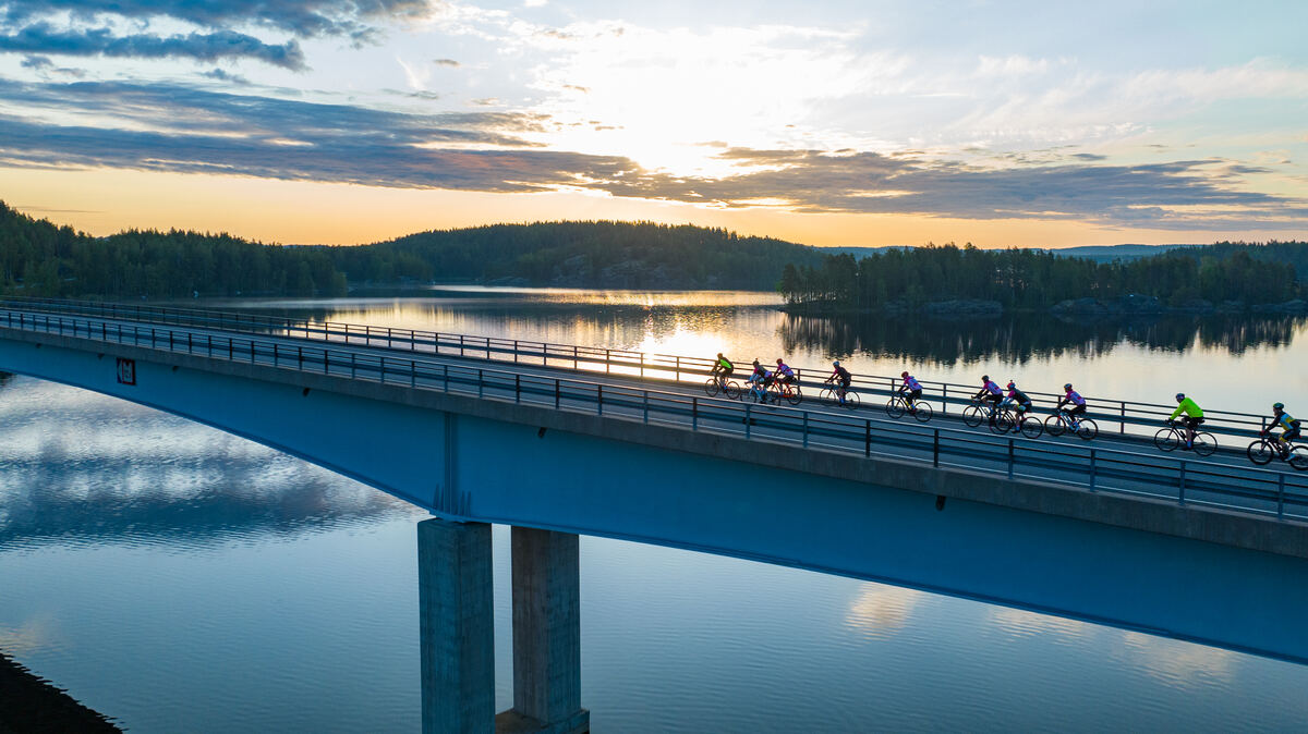 SaimaaCycleTour_sct23-group-at-lietvesi-bridge-after-sunrise_Credit_Niko_Laurila