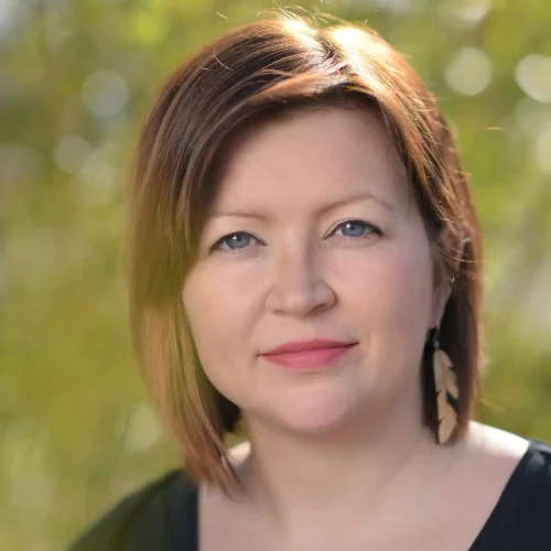 Porträt von Eeva Väänänen, verantwortlich für Produktion und Gestaltung von Homepage und Kundenprogrammen bei fins-tours sa